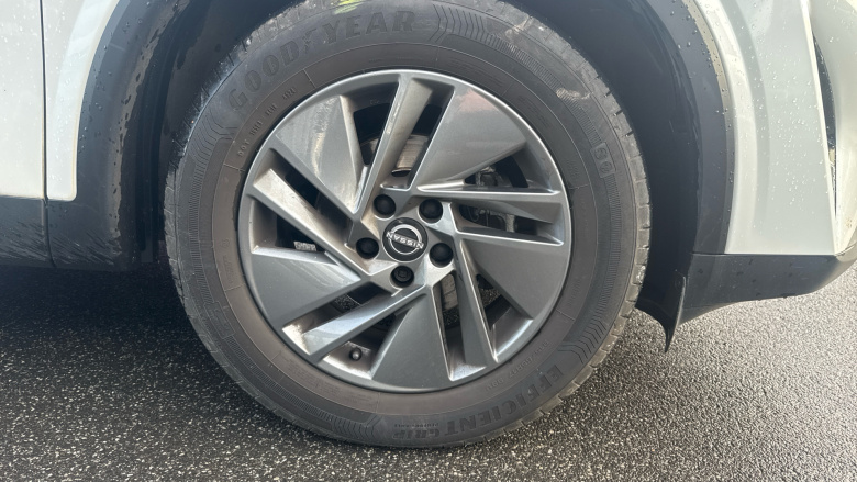 Nissan Qashqai 1.3 DiG-T MH Acenta Premium 5dr Petrol Hatchback